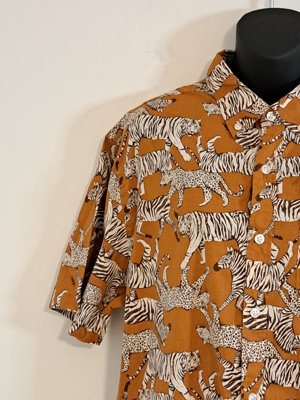 Old Navy Men's Short-Sleeve Button-Down Shirt Animal Print Men's Size Large - Picture 8 of 10